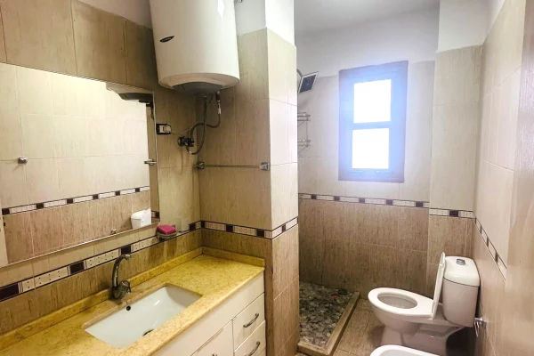 Shtepi me qera Apartament ne Tirane, 2+1, Mobilimi E mobiluar, Pagesa 55,000  Leke.