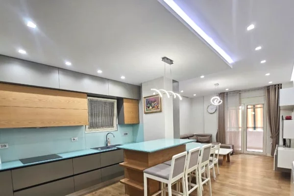 Appartamento in vendita a Tirana 2+1, Arredato