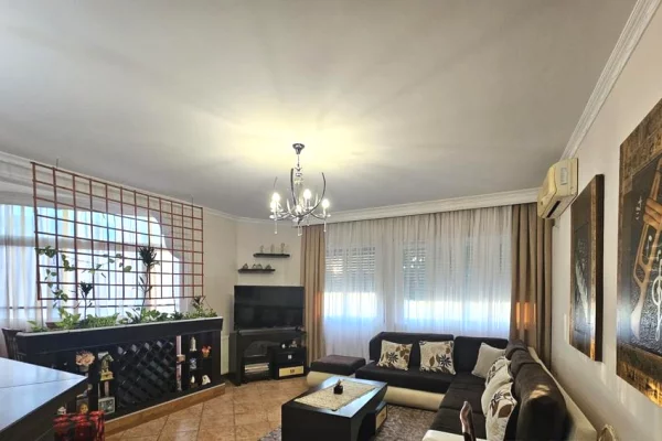 Shtepi me qera Apartament ne Tirane, 3+1, Mobilimi E mobiluar, Pagesa 740  Euro.