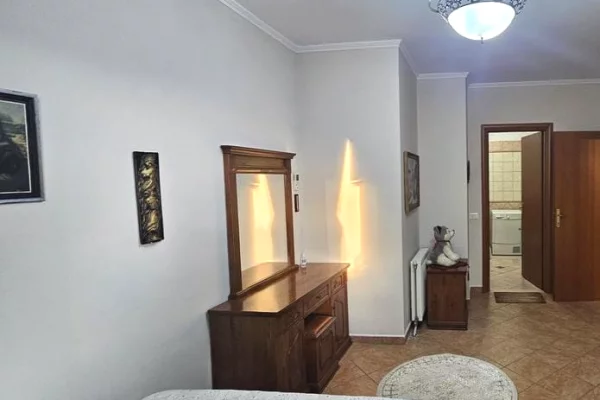 Shtepi me qera Apartament ne Tirane, 3+1, Mobilimi E mobiluar, Pagesa 740  Euro.