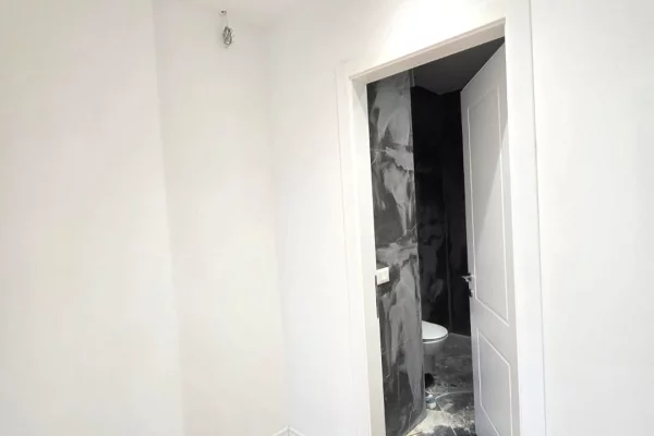 Shtepi ne shitje Apartament ne Tirane, 2+1, Mobilimi Bosh, pa mobiluar, Pagesa 439,000  Euro.