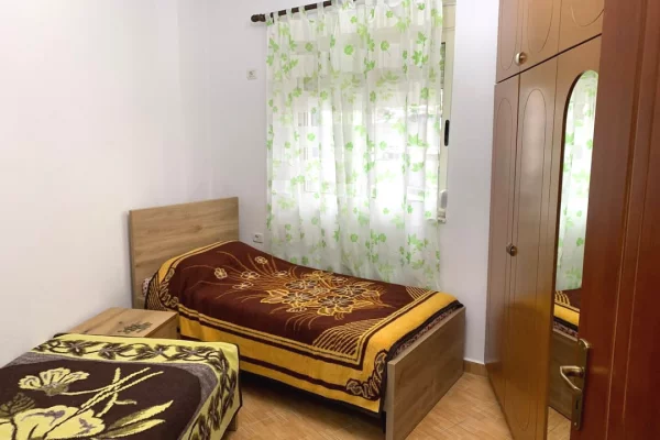 Shtepi me qera Apartament ne Tirane, 2+1, Mobilimi E mobiluar, Pagesa 45,000  Leke.