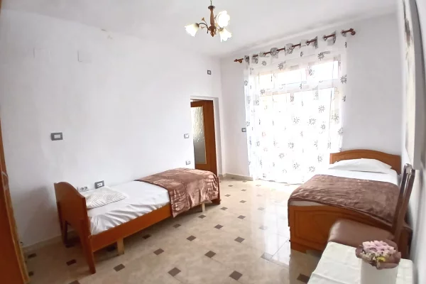 Shtepi me qera Apartament ne Tirane, 2+1, Mobilimi E mobiluar, Pagesa 650  Euro.