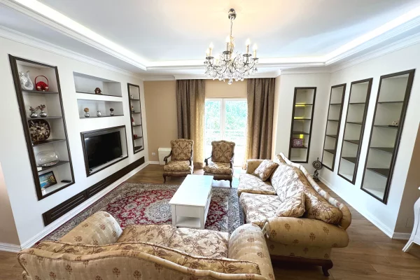 Shtepi ne shitje Penthose(kati i fundit panoramik) ne Tirane, 3+1, Mobilimi E mobiluar, Pagesa 500,000  Euro.