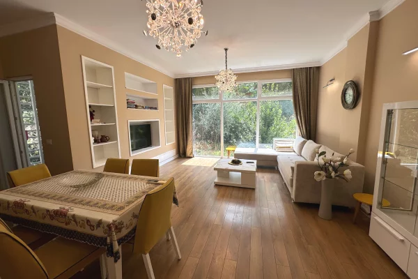 Shtepi ne shitje Penthose(kati i fundit panoramik) ne Tirane, 3+1, Mobilimi E mobiluar, Pagesa 500,000  Euro.