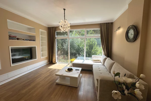 Shtepi ne shitje Penthose(kati i fundit panoramik) ne Tirane, 3+1, Mobilimi E mobiluar, Pagesa 500,000  Euro.