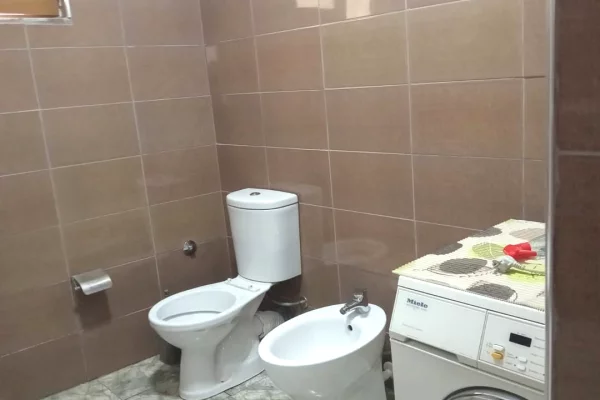 Shtepi me qera Shtepi Private ne Tirane, 2+1, Mobilimi E mobiluar, Pagesa 45,000  Leke.