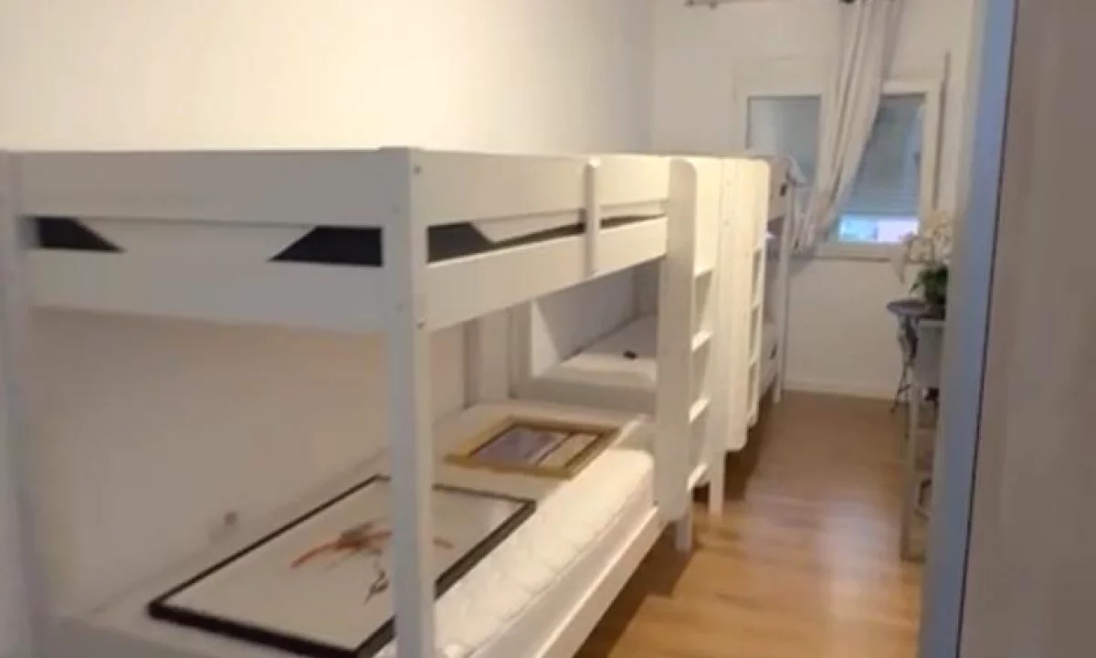 Shtepi ne shitje Apartament ne Tirane, 2+1, Mobilimi E mobiluar, Pagesa 260,000  Euro.