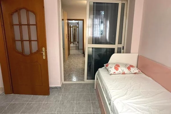 Shtepi me qera Apartament ne Tirane, 2+1, Mobilimi E mobiluar, Pagesa 900  Euro.