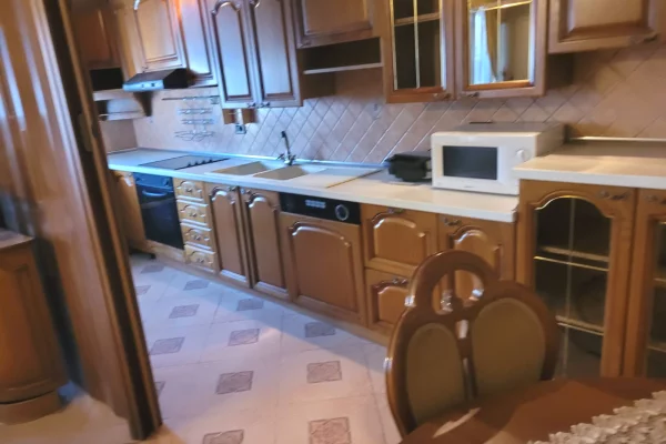 Shtepi me qera Apartament ne Tirane, 2+1, Mobilimi E mobiluar, Pagesa 900  Euro.