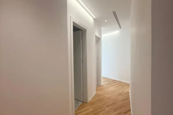 Shtepi ne shitje Apartament ne Tirane, 2+1, Mobilimi Bosh, pa mobiluar, Pagesa 486,000  Euro.
