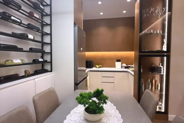 Appartamento in vendita a Tirana 2+1, Arredato