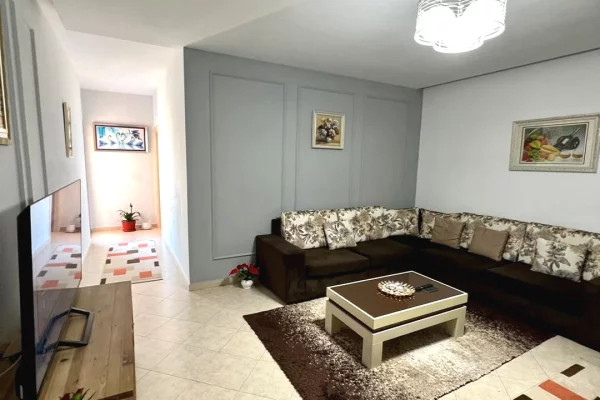 Shtepi ne shitje Apartament ne Tirane, 2+1, Mobilimi E mobiluar, Pagesa 135,000  Euro.