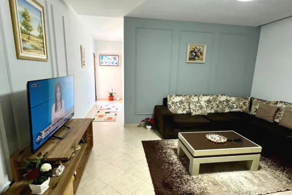 Shtepi ne shitje Apartament ne Tirane, 2+1, Mobilimi E mobiluar, Pagesa 135,000  Euro.