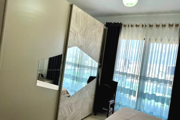 Shtepi ne shitje Apartament ne Tirane, 2+1, Mobilimi E mobiluar, Pagesa 135,000  Euro.