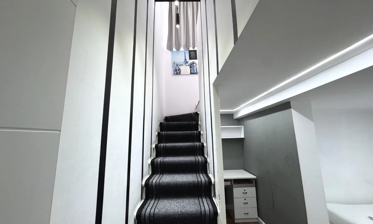 Shtepi ne shitje Apartament ne Tirane, 2+1, Mobilimi E mobiluar, Pagesa 275,000  Euro.