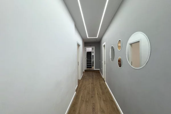 Shtepi ne shitje Apartament ne Tirane, 2+1, Mobilimi E mobiluar, Pagesa 275,000  Euro.