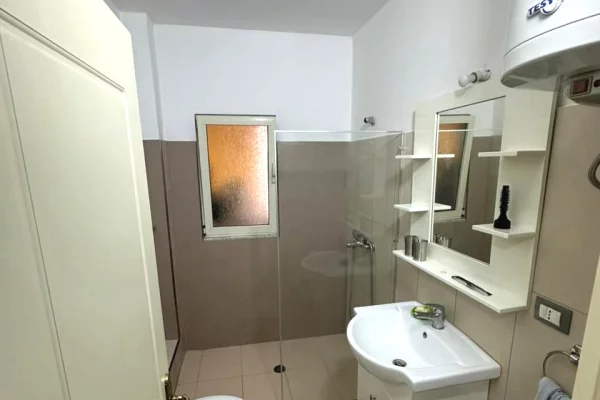 Shtepi me qera Apartament ne Tirane, 2+1, Mobilimi E mobiluar, Pagesa 50,000  Leke.