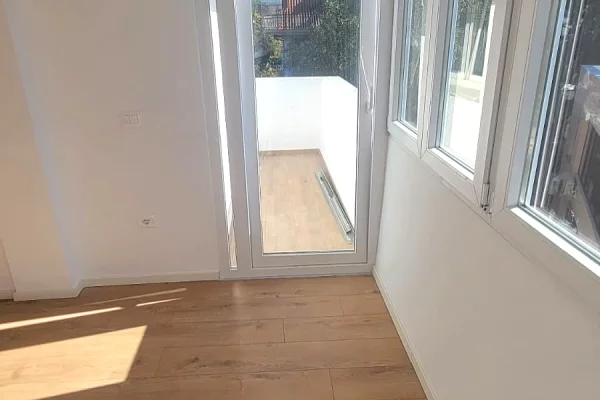 Shtepi ne shitje Apartament ne Tirane, 1+1, Mobilimi Bosh, pa mobiluar, Pagesa 128,000  Euro.