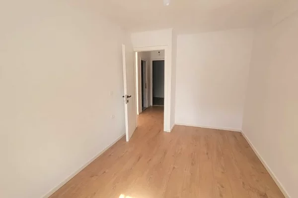 Shtepi ne shitje Apartament ne Tirane, 1+1, Mobilimi Bosh, pa mobiluar, Pagesa 128,000  Euro.