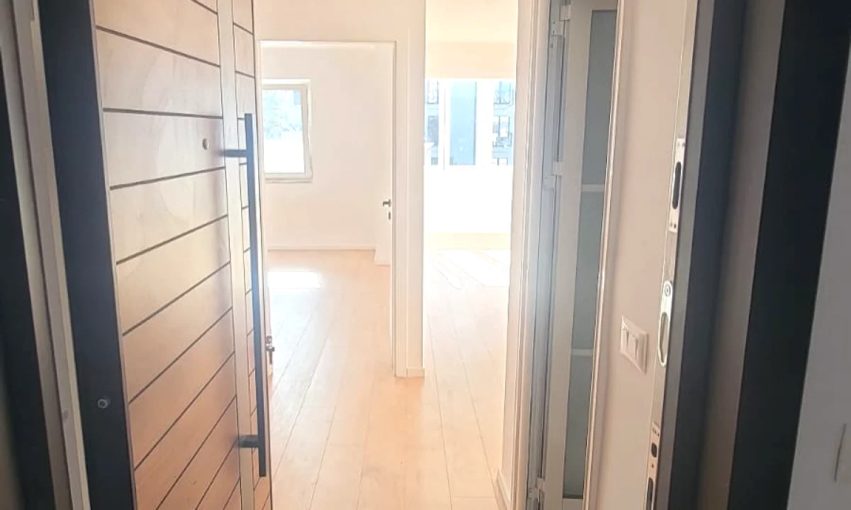 Shtepi ne shitje Apartament ne Tirane, 1+1, Mobilimi Bosh, pa mobiluar, Pagesa 128,000  Euro.