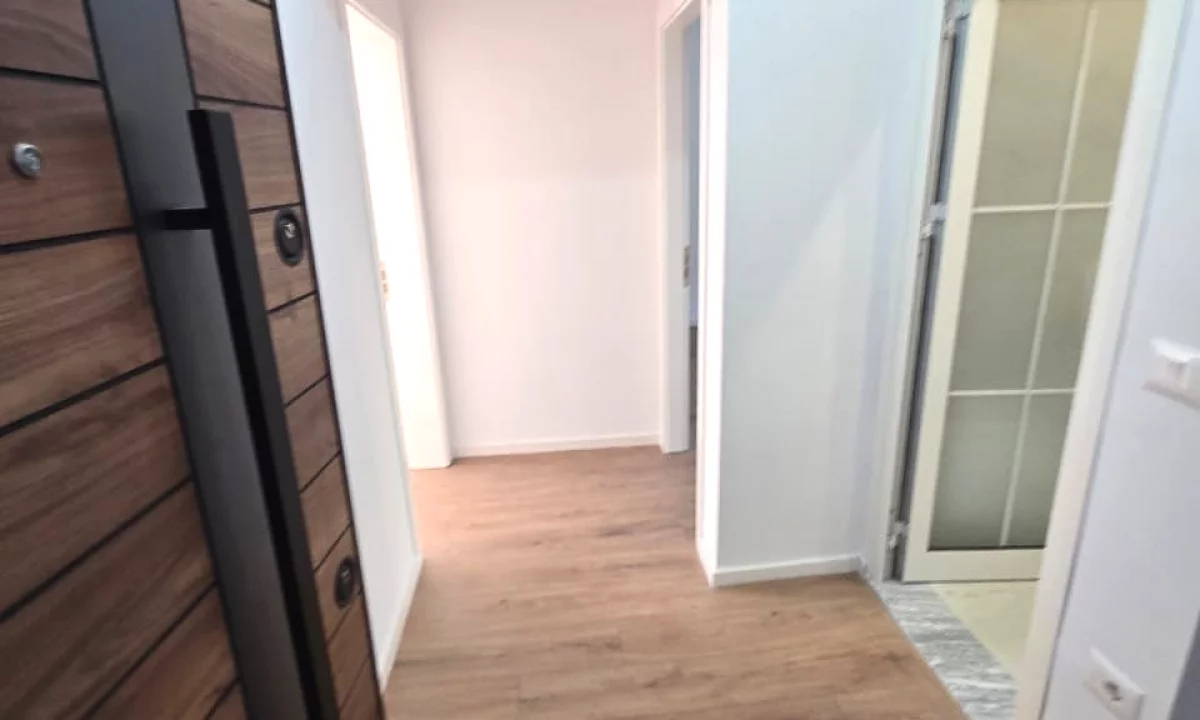 Shtepi ne shitje Apartament ne Tirane, 1+1, Mobilimi Bosh, pa mobiluar, Pagesa 125,000  Euro.