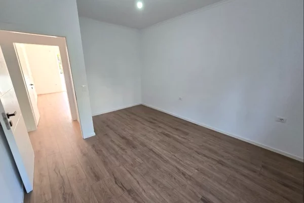 Shtepi ne shitje Apartament ne Tirane, 1+1, Mobilimi Bosh, pa mobiluar, Pagesa 125,000  Euro.