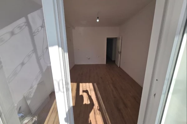 Shtepi ne shitje Apartament ne Tirane, 1+1, Mobilimi Bosh, pa mobiluar, Pagesa 125,000  Euro.