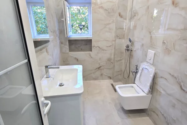 Shtepi ne shitje Apartament ne Tirane, 1+1, Mobilimi Bosh, pa mobiluar, Pagesa 125,000  Euro.