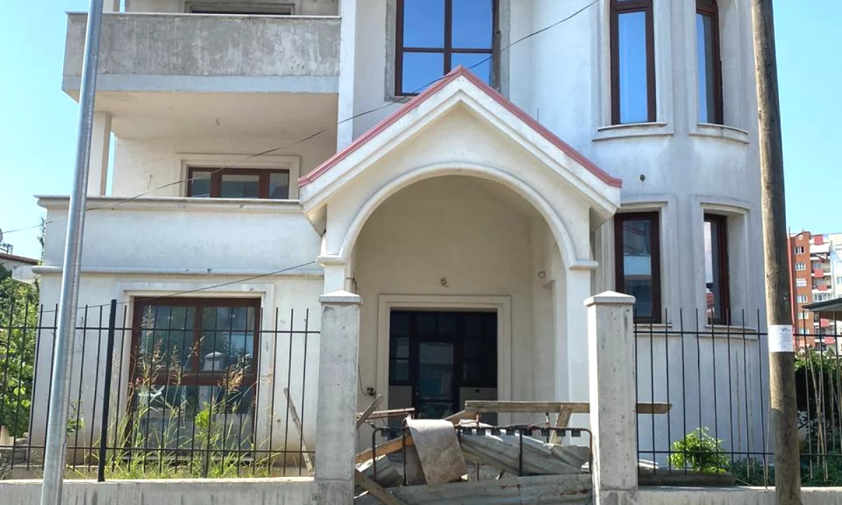 Shtepi ne shitje Vila Luksoze ne Tirane, 5+1, Mobilimi E mobiluar, Pagesa 840,000  Euro.