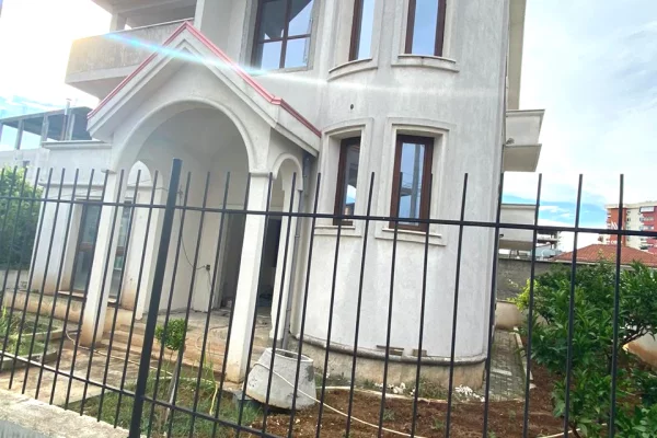 Shtepi ne shitje Vila Luksoze ne Tirane, 5+1, Mobilimi E mobiluar, Pagesa 840,000  Euro.