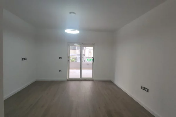 Shtepi ne shitje Apartament ne Tirane, 1+1, Mobilimi Bosh, pa mobiluar, Pagesa 190,000  Euro.