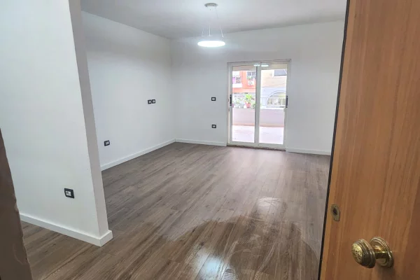 Shtepi ne shitje Apartament ne Tirane, 1+1, Mobilimi Bosh, pa mobiluar, Pagesa 190,000  Euro.