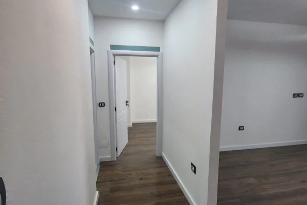 Shtepi ne shitje Apartament ne Tirane, 1+1, Mobilimi Bosh, pa mobiluar, Pagesa 190,000  Euro.