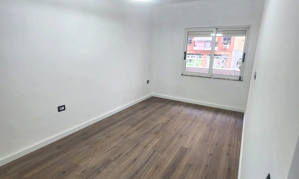 Shtepi ne shitje Apartament ne Tirane, 1+1, Mobilimi Bosh, pa mobiluar, Pagesa 190,000  Euro.