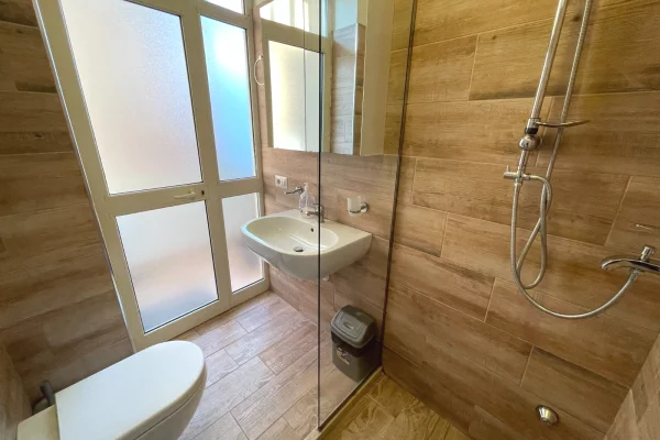 Shtepi me qera Apartament ne Tirane, 1+1, Mobilimi E mobiluar, Pagesa 600  Euro.