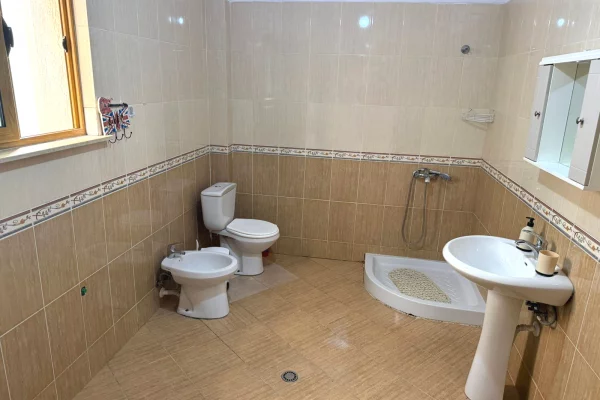 Shtepi me qera Shtepi Private ne Tirane, 2+1, Mobilimi E mobiluar, Pagesa 45,000  Leke.