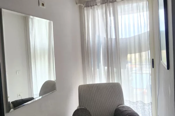 Shtepi me qera Apartament ne Tirane, 2+1, Mobilimi E mobiluar, Pagesa 550  Euro.