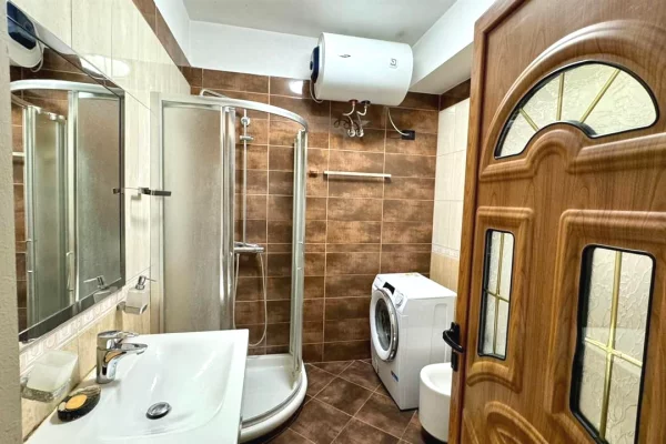 Shtepi me qera Apartament ne Tirane, 2+1, Mobilimi E mobiluar, Pagesa 700  Euro.