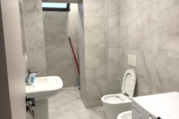 Shtepi me qera Apartament ne Tirane, 2+1, Mobilimi E mobiluar, Pagesa 85,000  Leke.