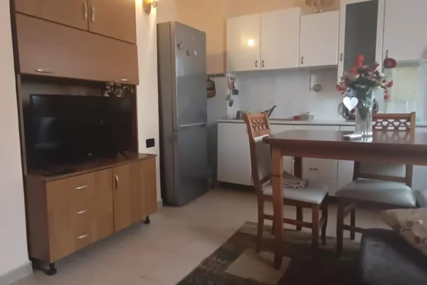 Shtepi me qera Apartament ne Tirane, 2+1, Mobilimi E mobiluar, Pagesa 500  Euro.