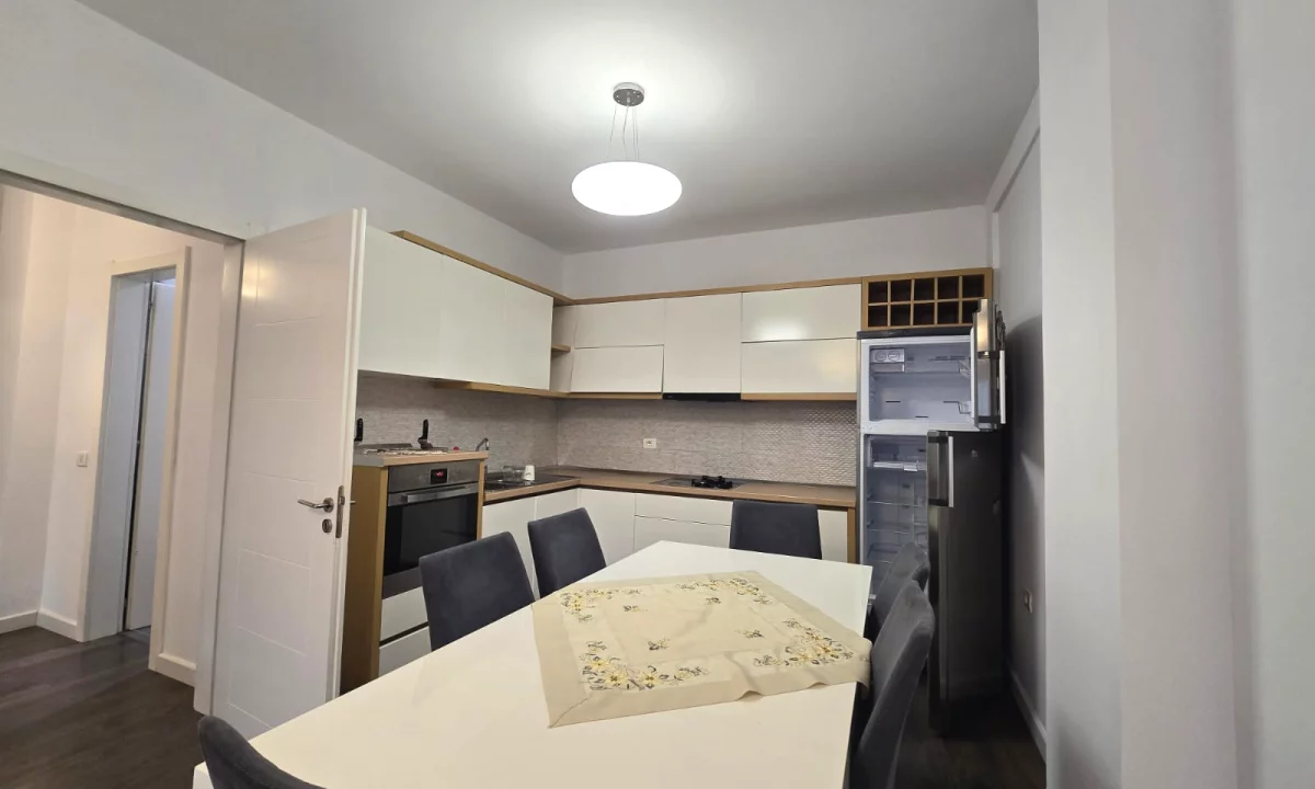 Shtepi ne shitje Apartament ne Tirane, 2+1, Mobilimi E mobiluar, Pagesa 183,000  Euro.