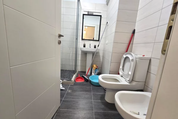 Shtepi ne shitje Apartament ne Tirane, 2+1, Mobilimi E mobiluar, Pagesa 183,000  Euro.