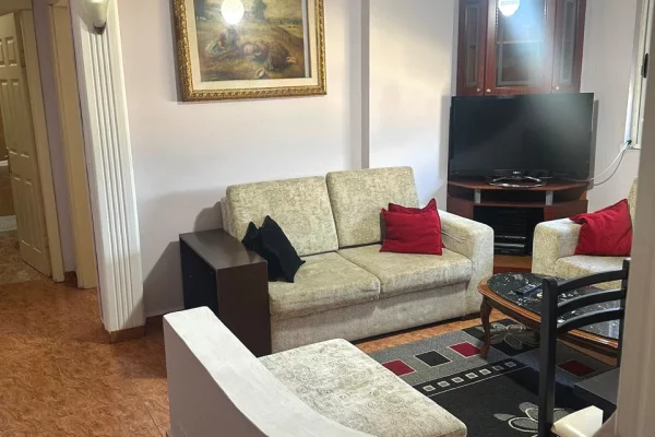 Shtepi me qera Apartament ne Tirane, 2+1, Mobilimi E mobiluar, Pagesa 500  Euro.