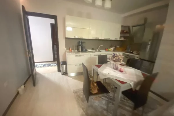 Shtepi me qera Apartament ne Tirane, 2+1, Mobilimi E mobiluar, Pagesa 850  Euro.