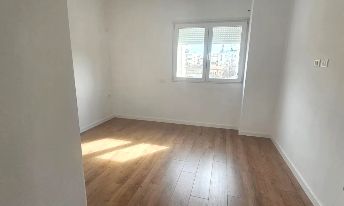 Shtepi ne shitje Apartament ne Tirane, 3+1, Mobilimi Bosh, pa mobiluar, Pagesa 210,000  Euro.