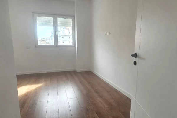 Shtepi ne shitje Apartament ne Tirane, 3+1, Mobilimi Bosh, pa mobiluar, Pagesa 210,000  Euro.