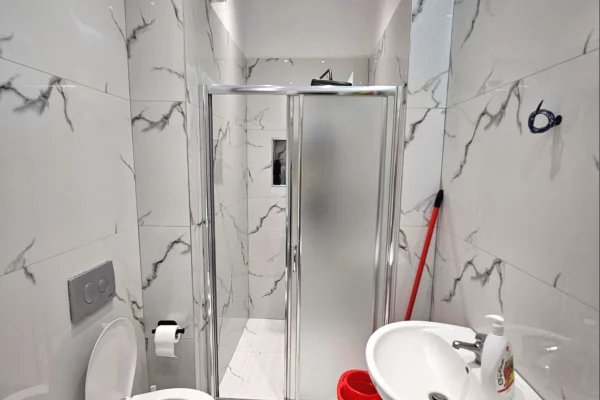 Shtepi ne shitje Apartament ne Tirane, 2+1, Mobilimi E mobiluar, Pagesa 180,000  Euro.