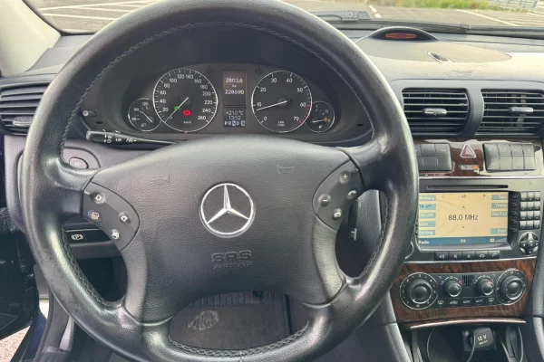 Auto in Vendita a Fier, Mercedes-Benz, 2006 Benzine,Kambio Automatik Pagamento 5,200  Euro.