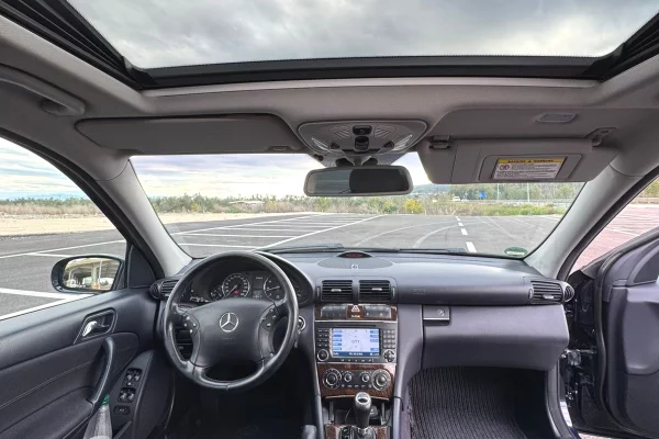 Auto in Vendita a Fier, Mercedes-Benz, 2006 Benzine,Kambio Automatik Pagamento 5,200  Euro.